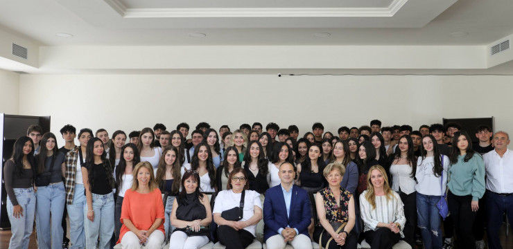 High Commissioner Meets with California’s AGBU Manoogian-Demirdjian School Students