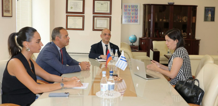 Զարեհ Սինանյանն ընդունել է ՀՀ-ում Ուրուգվայի Արևելյան Հանրապետության արտակարգ և լիազոր դեսպան Սիլվանա Լեսկա Բարոլինին Զարեհ Սինանյանն ընդունել է ՀՀ-ում Ուրուգվայի Արևելյան Հանրապետության արտակարգ և լիազոր դեսպան Սիլվանա Լեսկա Բարոլինին