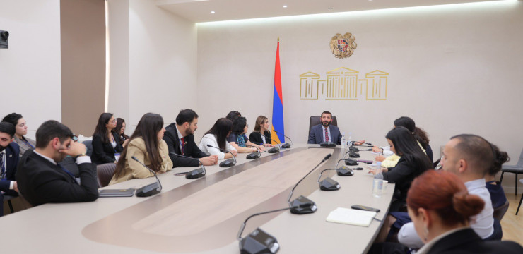 ՀՀ սփյուռքի գործերի գլխավոր հանձնակատարի գրասենյակի «Սփյուռքի երիտասարդ դեսպան» ծրագրի հինգերորդ օրը մեկնարկել է «Իմ համայնքը» խորագրով քննարկմամբ