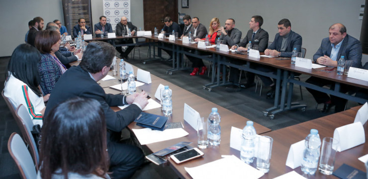 Armenia commissioner for diaspora in Ukraine, meets with local Armenian businessmen