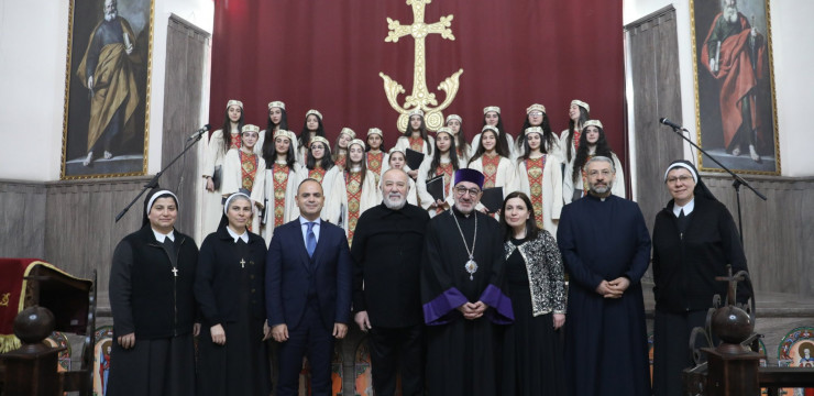 Заре Синанян принял участие в Святой и Бессмертной Божественной литургии Навечерия Рождества Господа нашего Иисуса Христа (Рождественского сочельника), которая состоялась в Кафедральном собор