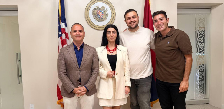 Zareh Sinanyan, met in Glendale with Los Angeles representatives of the Diaspora Youth Ambassador Program