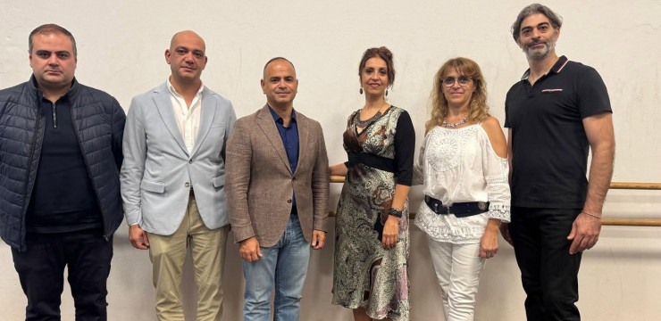 Zareh Sinanyan, High Commissioner for Diaspora Affairs of the Republic of Armenia, visited the Yeraz Dance School in Alfortville
