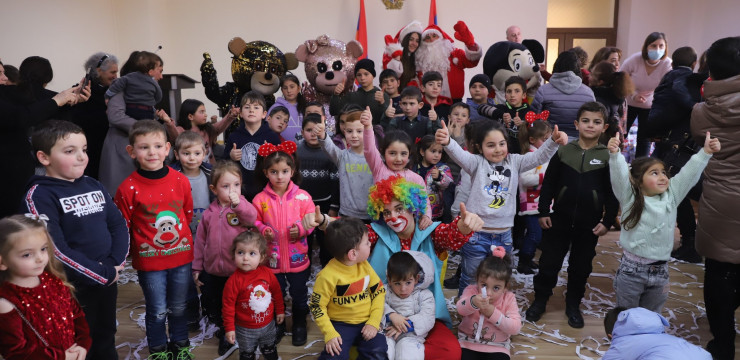 Children of Fallen Soldiers Receive New Year Gifts