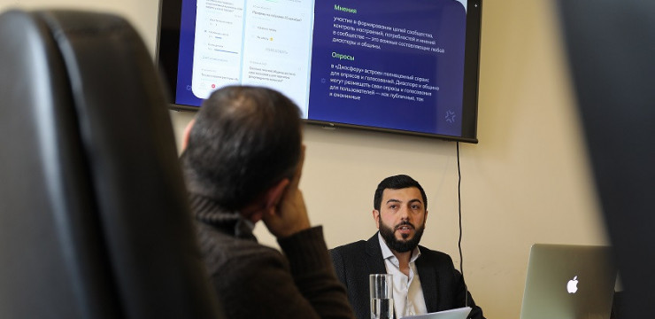 The High Commissioner was presented with DiaSphere, a new application for connecting Armenians worldwide